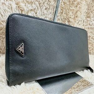 Prada Elegant Black Saffiano Leather Wallet